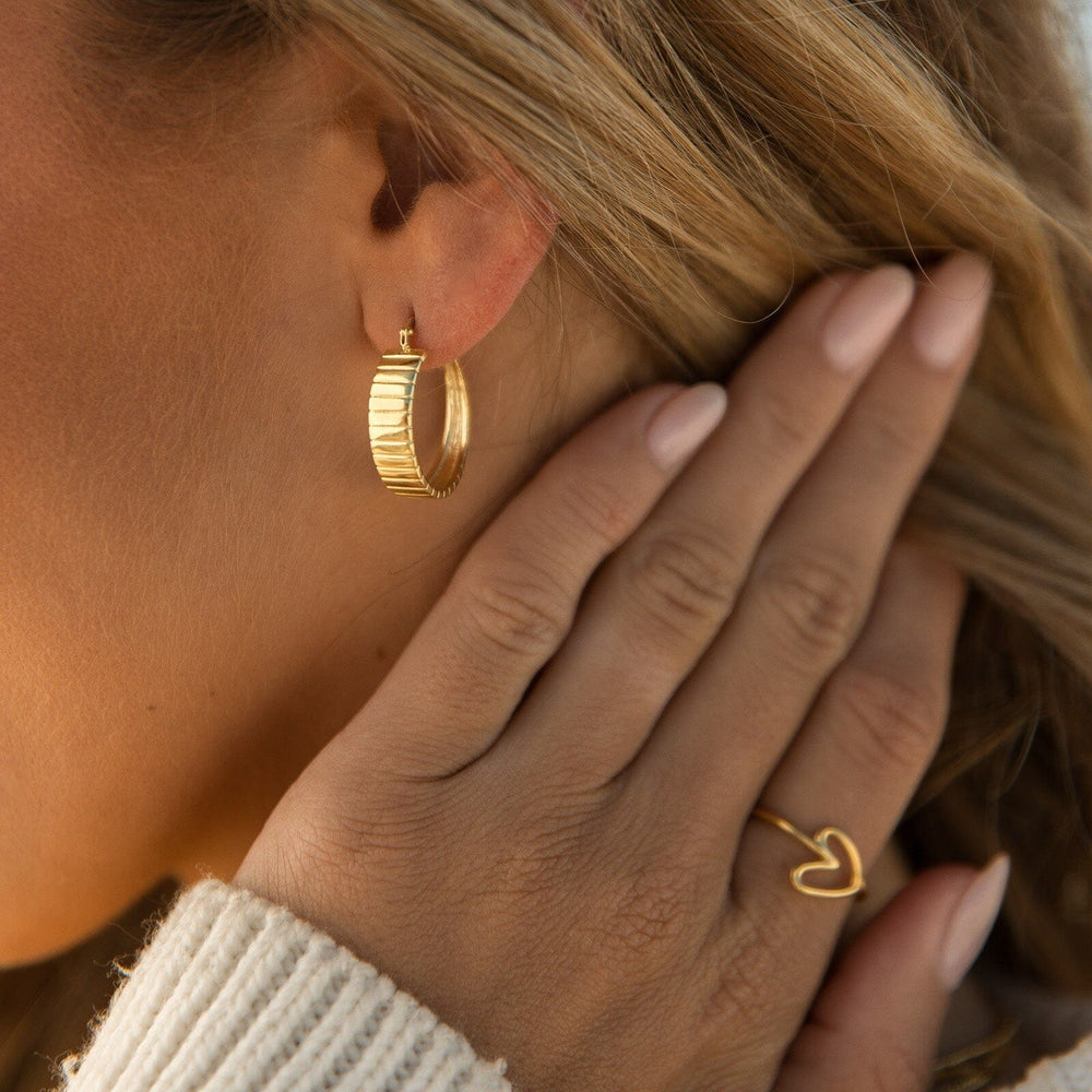 Wide Ribbed Hoop Earrings 7